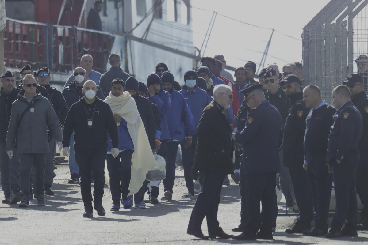 Itali Tolak Suaka 43 Migran di Albania, Pengacara Dihilangkan?