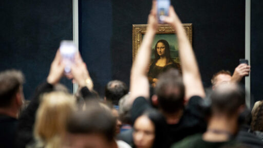 Macron Kunjungi Louvre di Tengah Kekhawatiran 'Mona Lisa' Terlantar