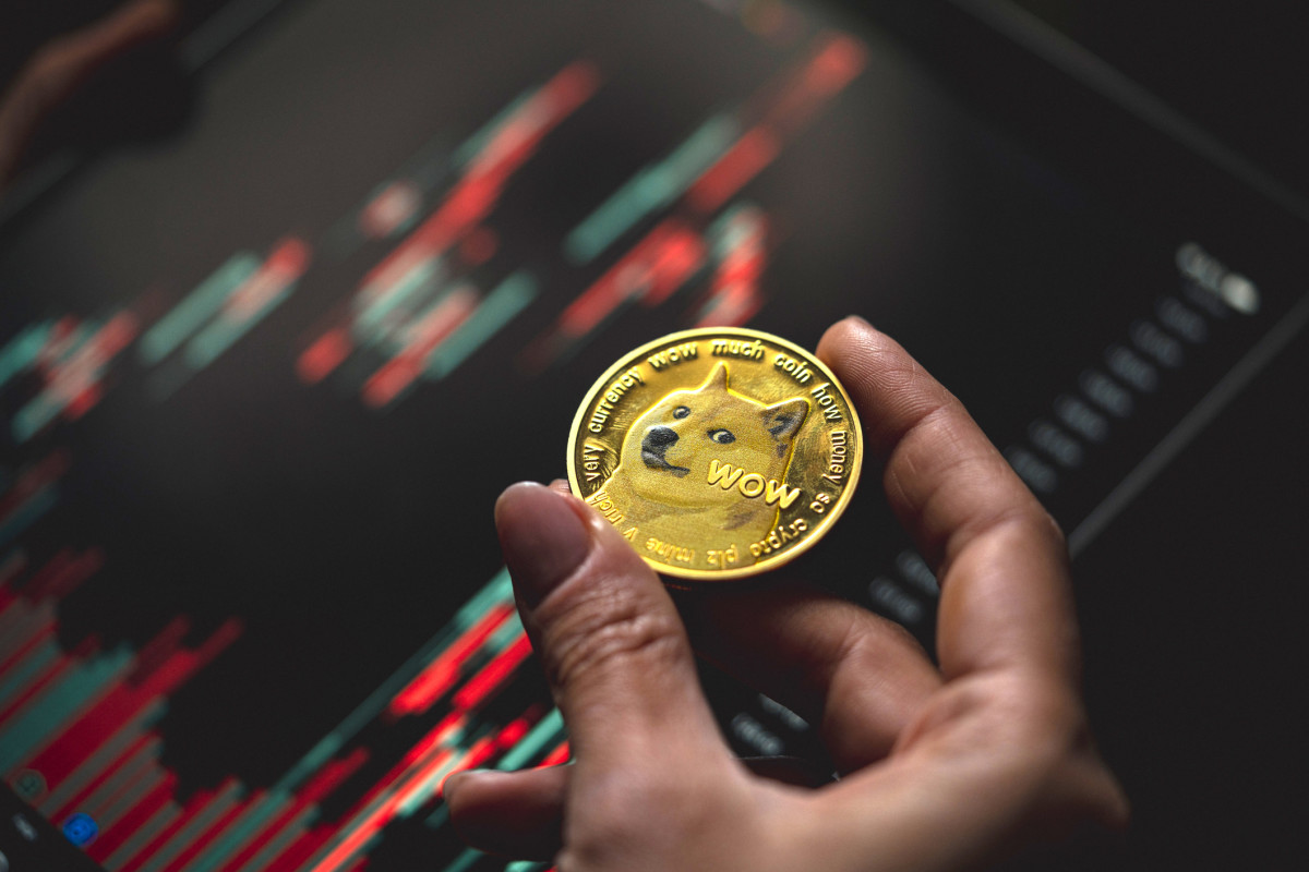 Dogecoin Anjlok saat Pasar Kripto Globally Terjun ke $2,7 Triliun