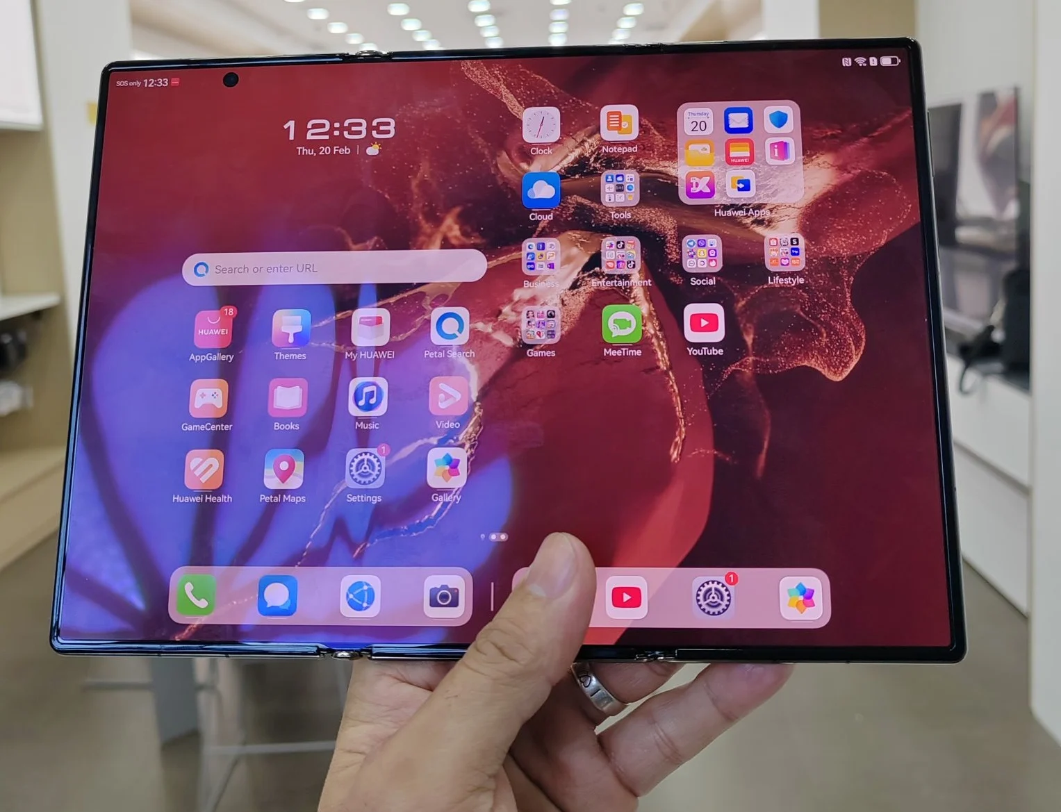 Huawei Mate XT Ultimate: Ponsel Lipat Tiga Pertama, Rp 80 Juta!