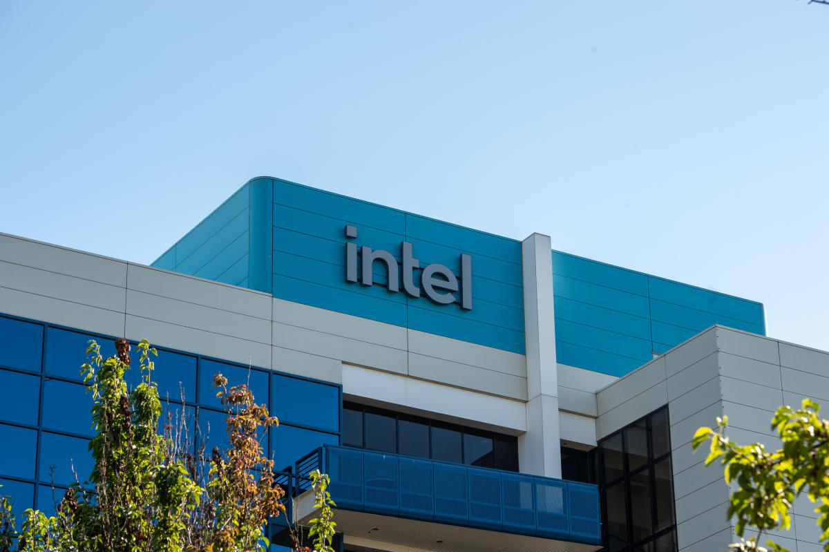 Intel Melambat Usai Lonjakan Rekor, Analis Soroti Hambatan Kesepakatan