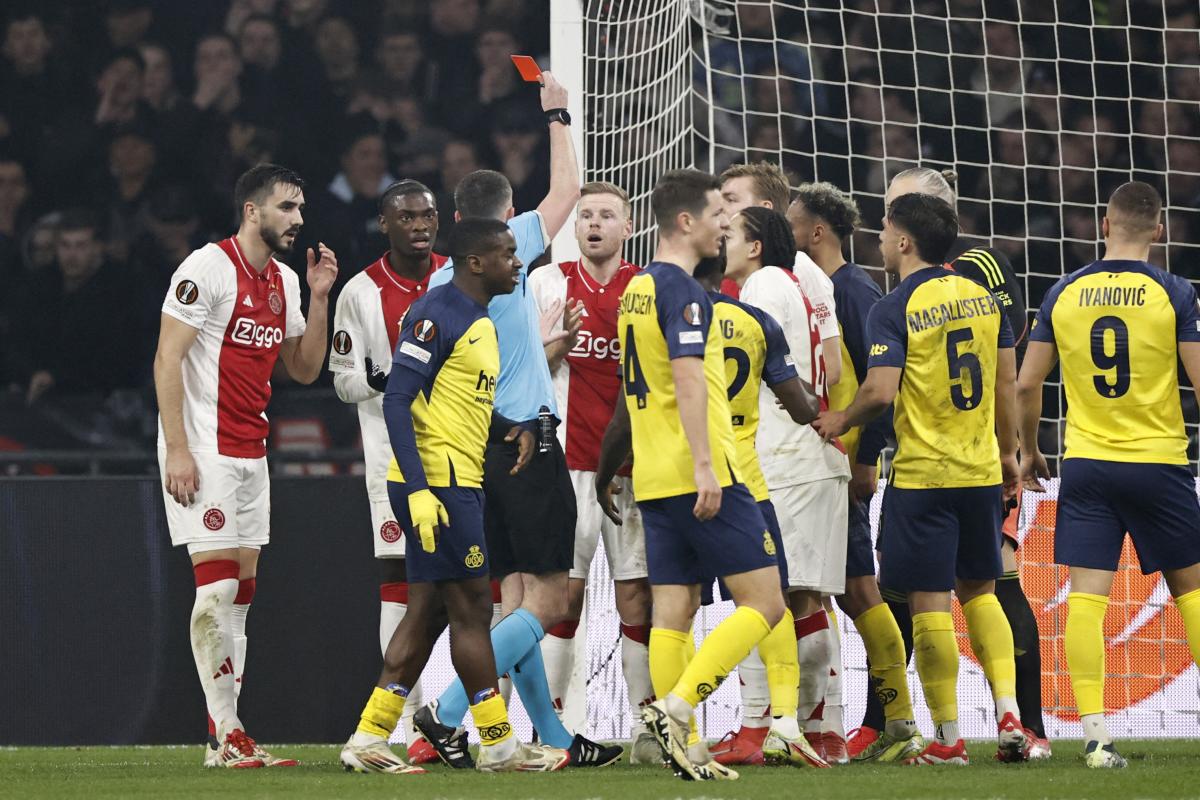 🔴 LIVE: Ajax Tertinggal dan Bermain dengan 10 Pemain!