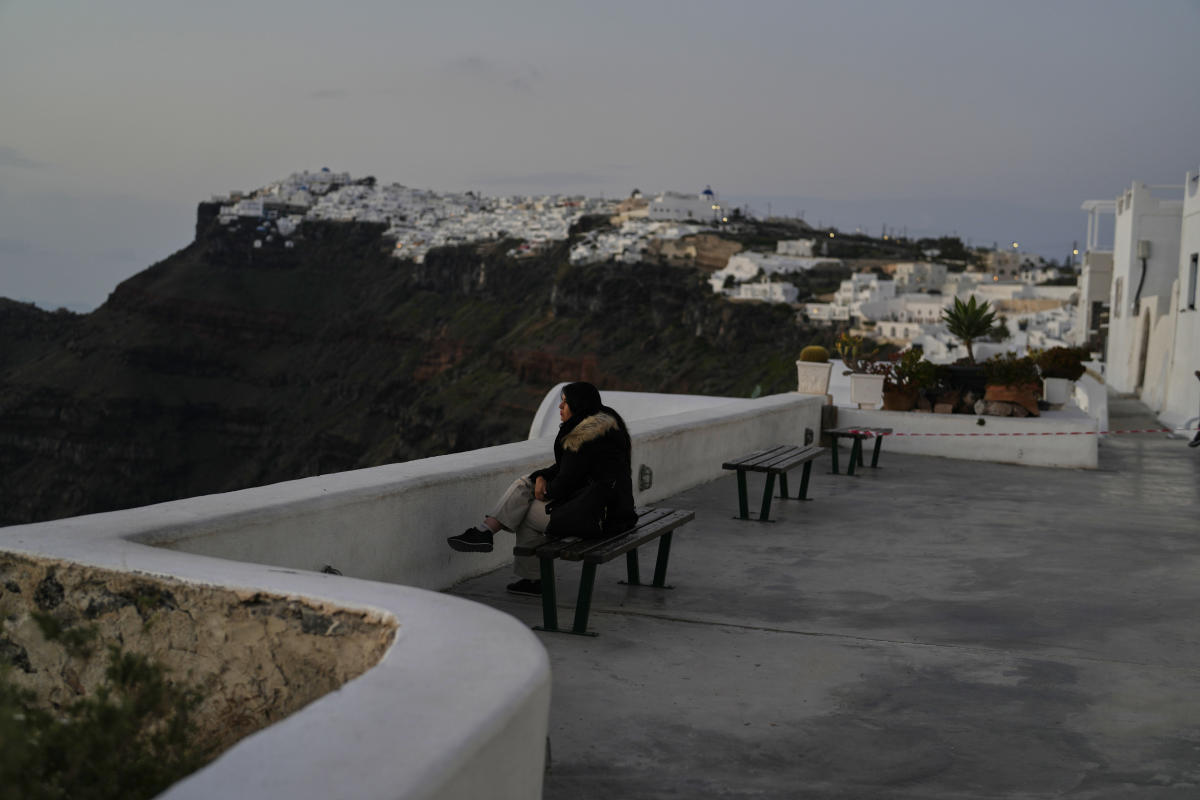 Turis Berani Nikmati Santorini Saat Gempa Guncang Yunani