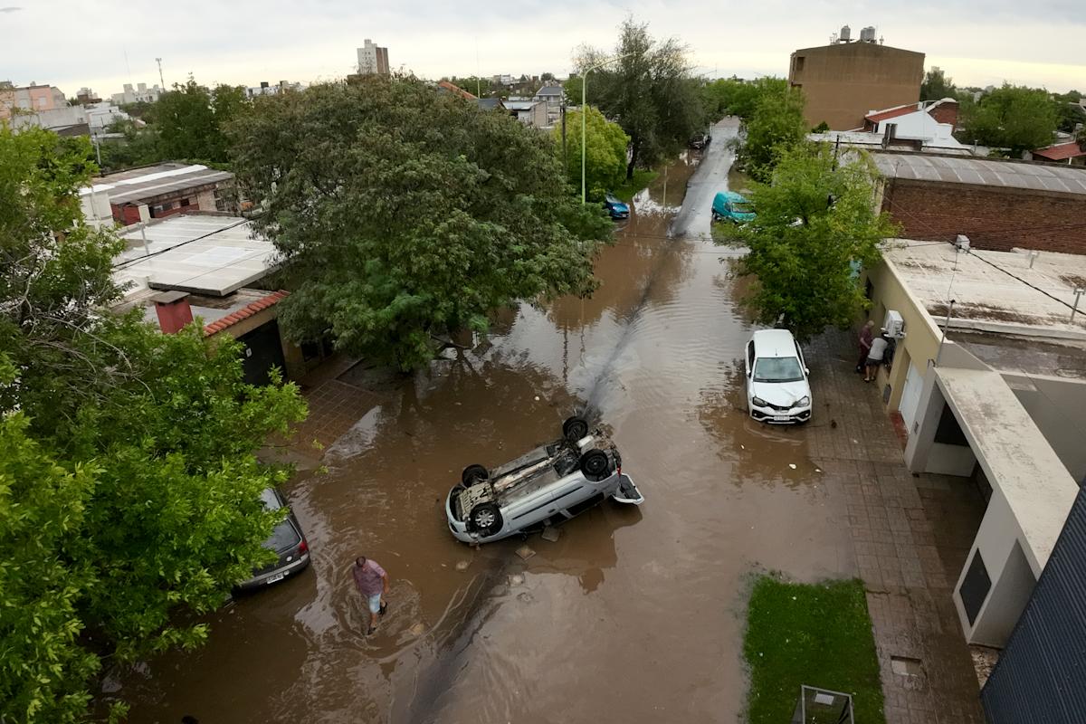 Cuaca Buruk di Argentina: Hujan Lebat Tewaskan 16, Puluhan Hilang