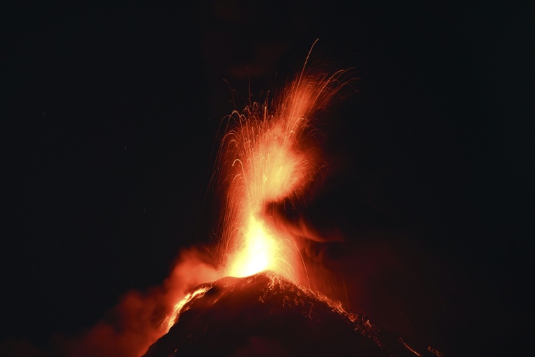 Warga Dievakuasi Saat Gunung Berapi Guatemala Muntahkan Lava dan Batu